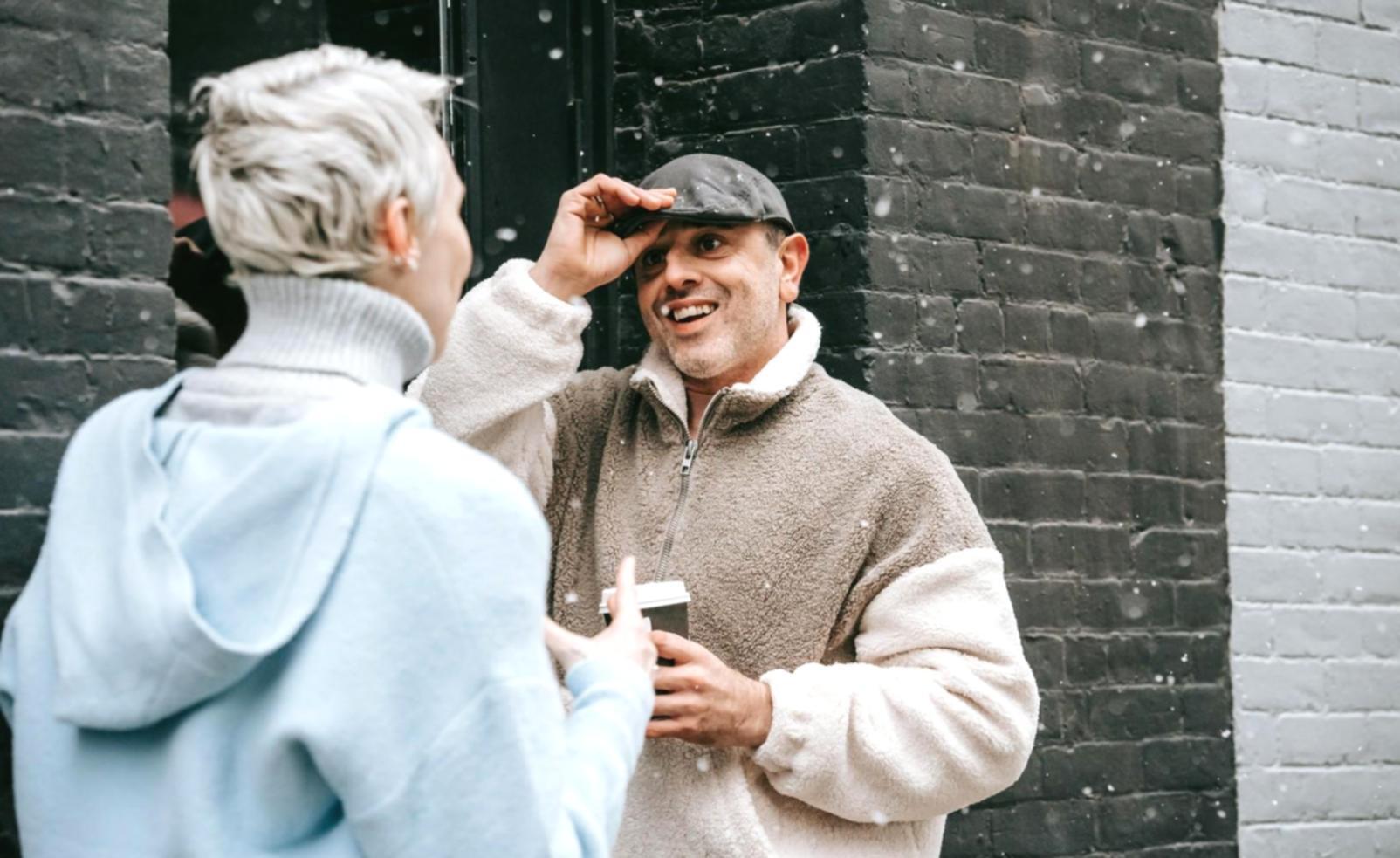 Gruppo di persone che lavorano insieme su attività collaborative