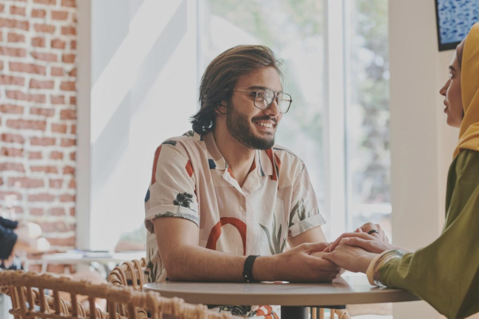 Famiglia che condivide momenti insieme nel soggiorno di casa